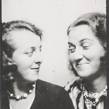 Deux femmes se sourient